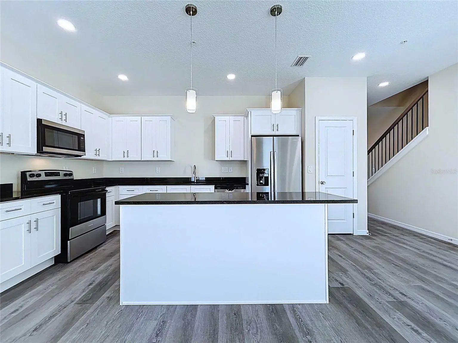 4370 CAMBIO GARDENS COURT, TAMPA, FL, photo 7 of 85