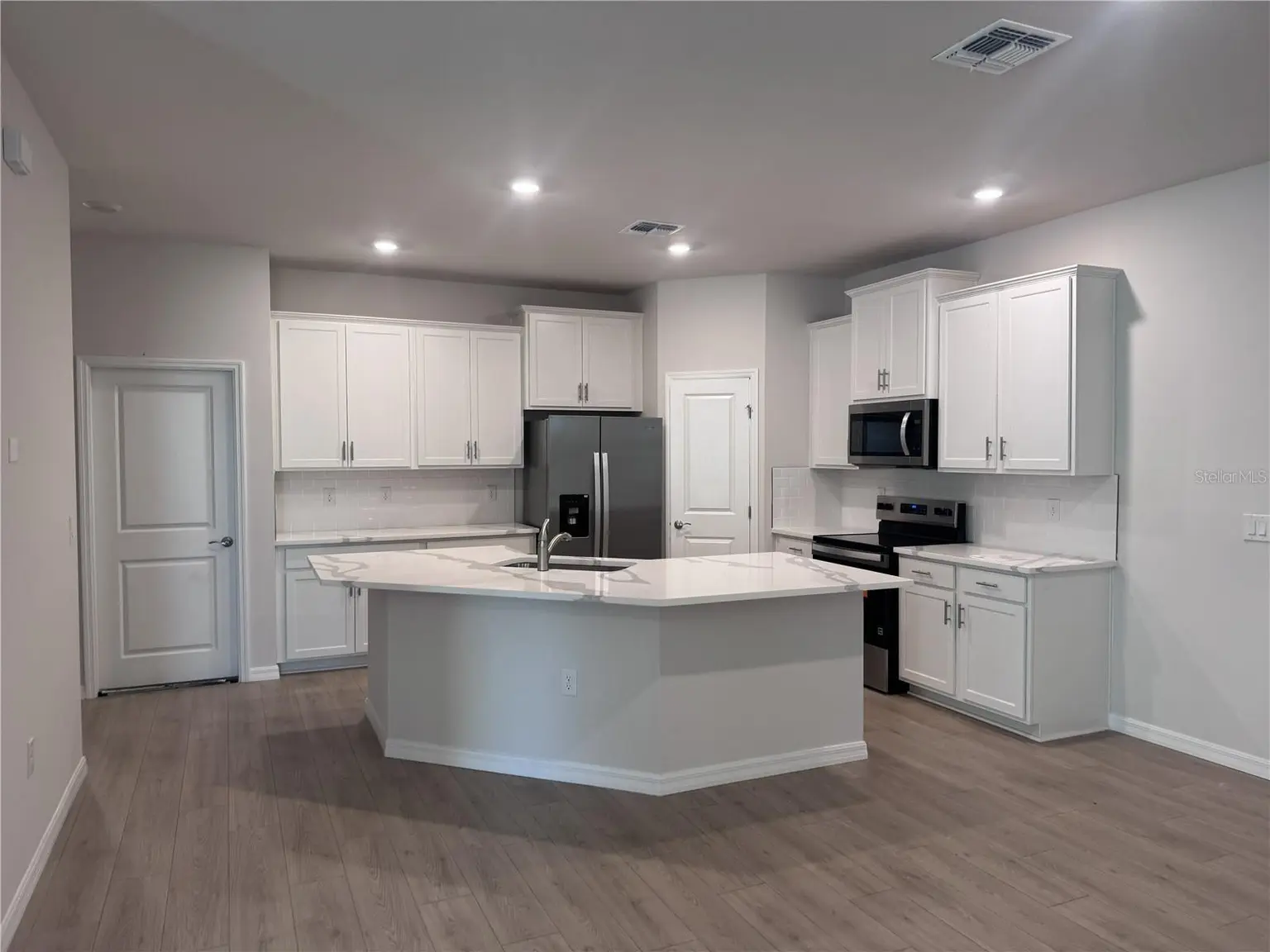 18354 TAVERNSIDE TRAIL, LAKEWOOD RANCH, FL, photo 3 of 49