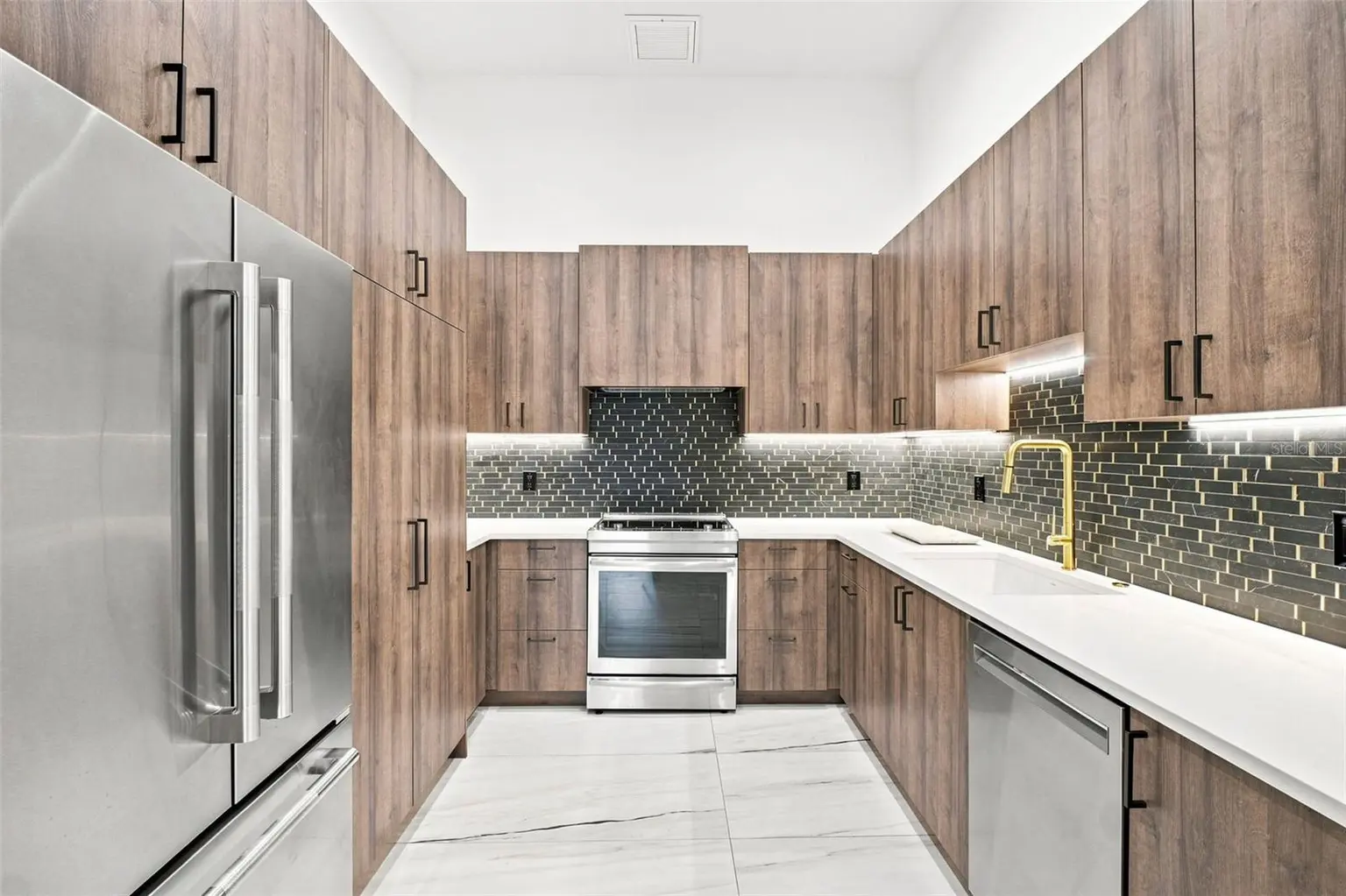1076 SNELL ISLE BOULEVARD NE, ST PETERSBURG, FL, photo 13 of 52