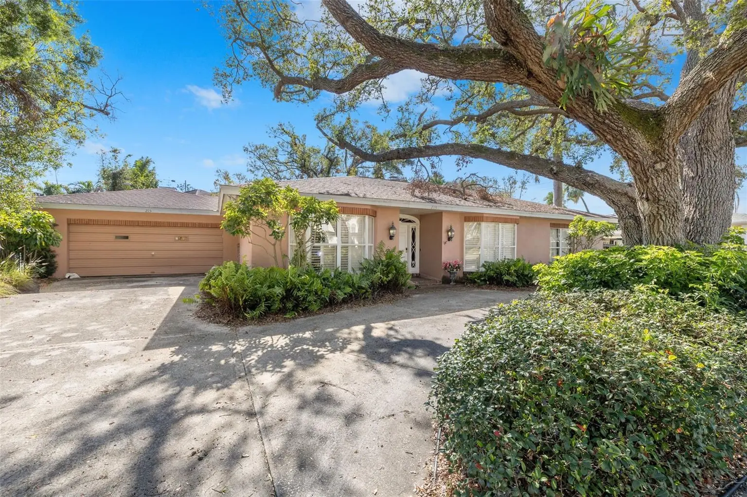 215 SNELL ISLE BOULEVARD NE, ST PETERSBURG, FL, photo 5 of 12