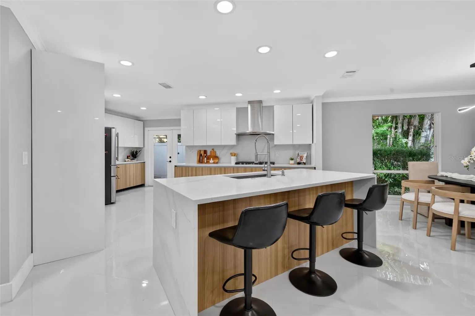 219 MIRAMAR BOULEVARD NE, ST PETERSBURG, FL, photo 6 of 47
