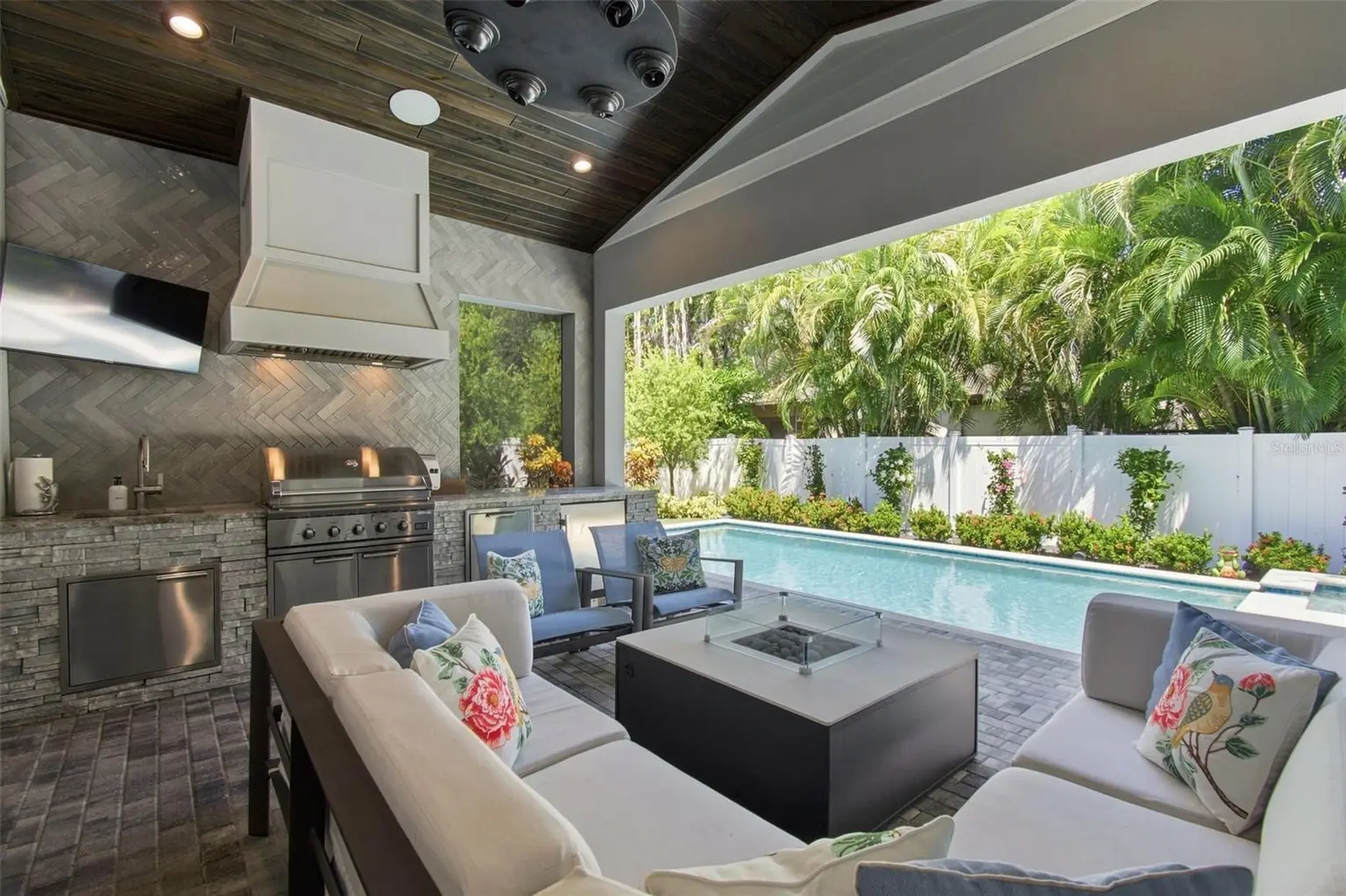 3103 W HAWTHORNE ROAD, TAMPA, FL, photo 8 of 60