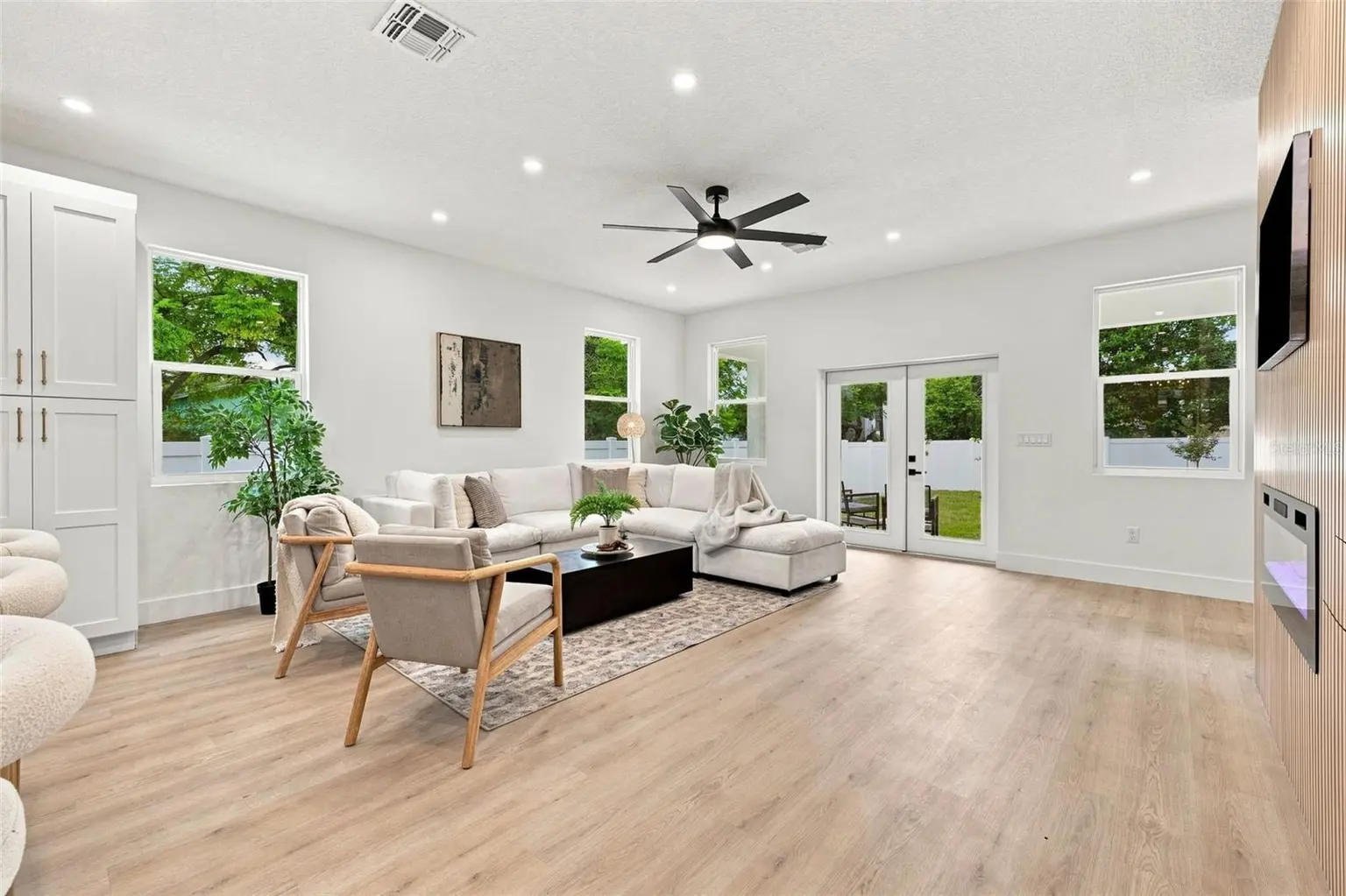 3008 E OSBORNE AVENUE, TAMPA, FL, photo 10 of 25