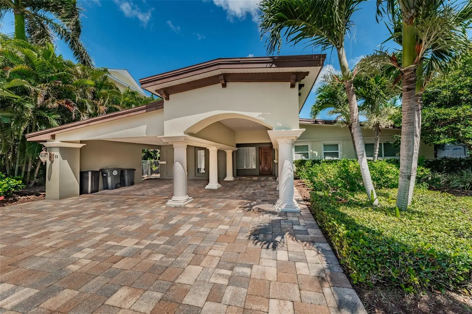 52 N PINE CIRCLE, BELLEAIR, FL
