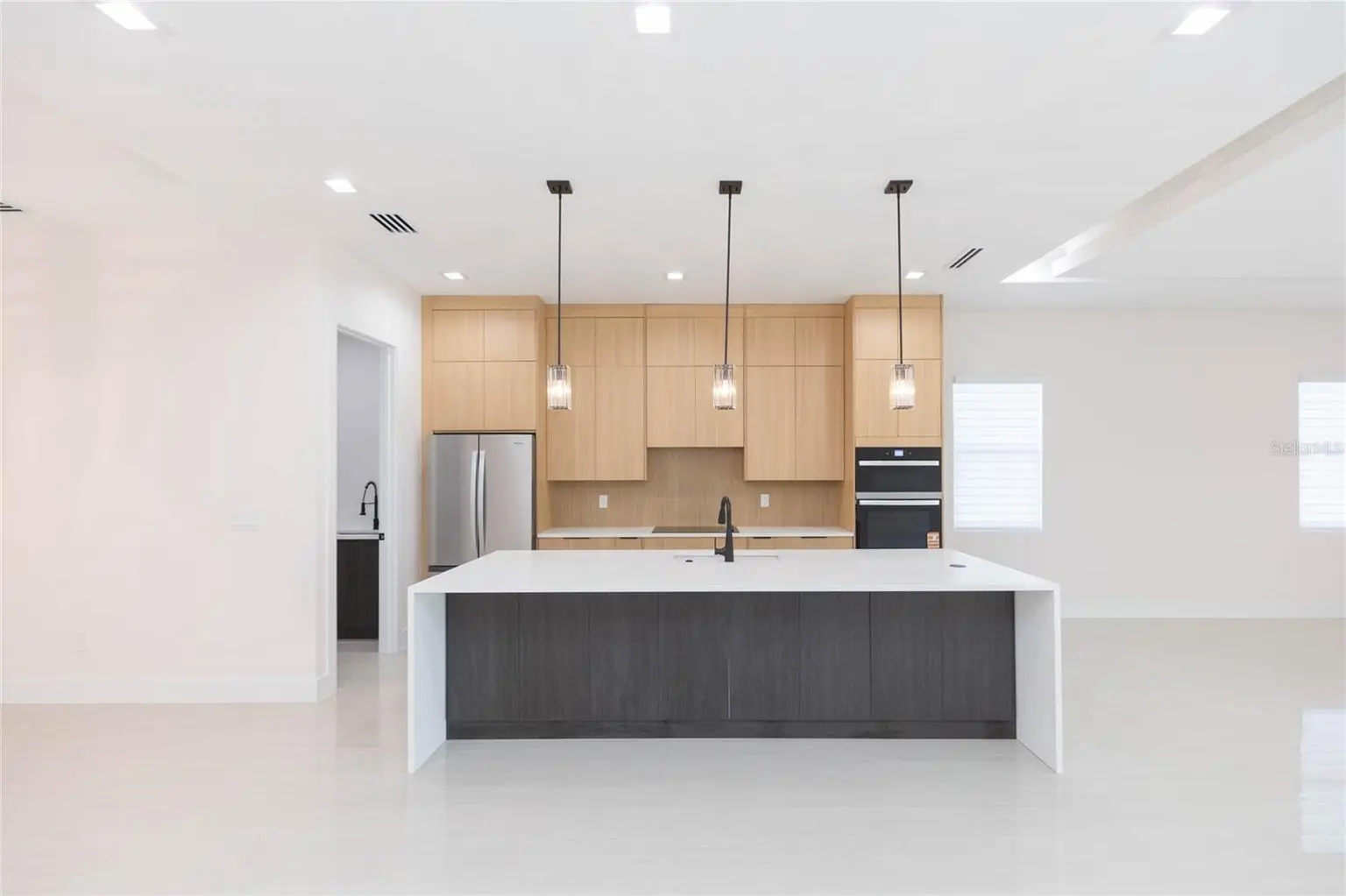 7205 N LOIS AVENUE, TAMPA, FL, photo 9 of 54