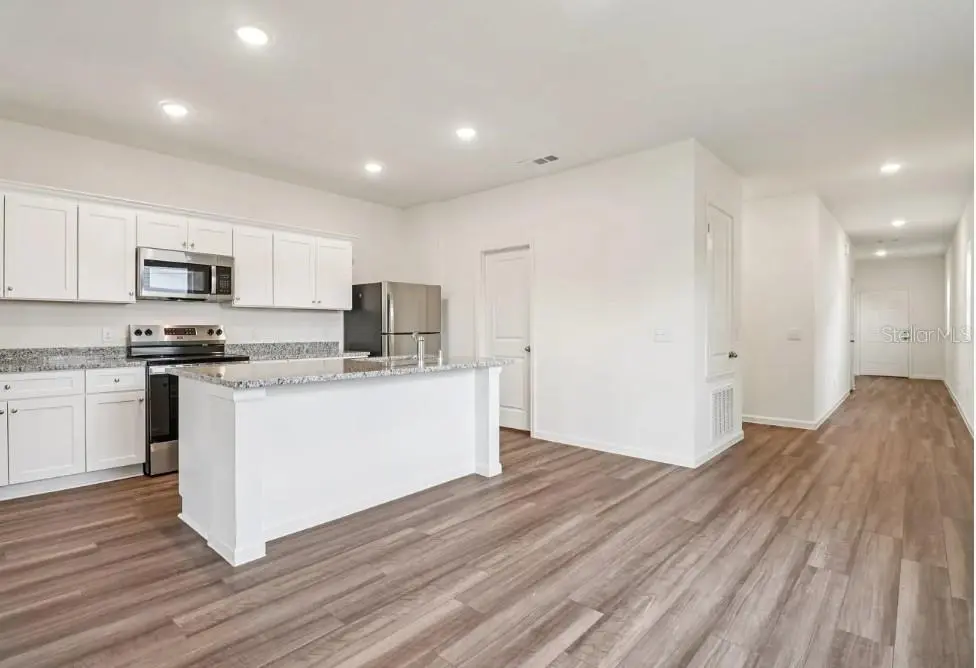 11207 ARNOLD LOOP, SAN ANTONIO, FL, photo 2 of 6