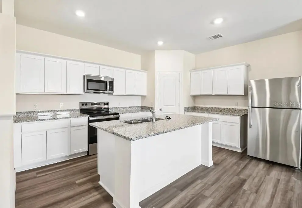 11231 ARNOLD LOOP, SAN ANTONIO, FL, photo 3 of 9