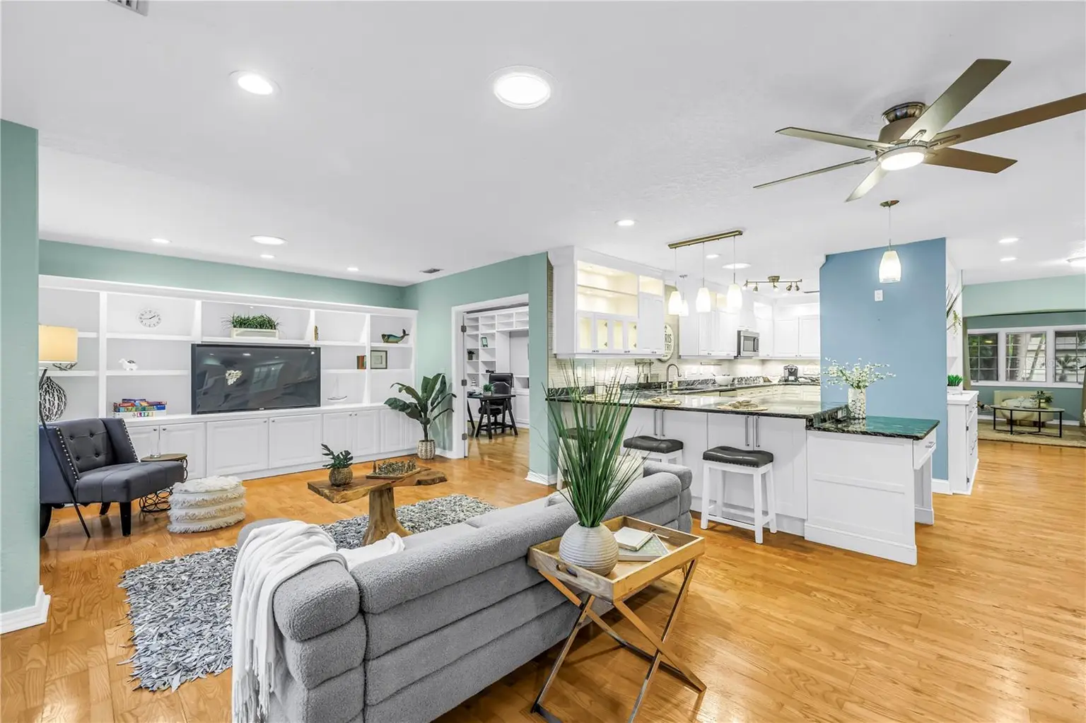 146 GIRALDA BOULEVARD NE, ST PETERSBURG, FL, photo 5 of 49