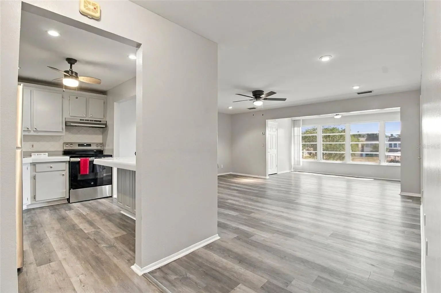 211 FERNWOOD CIRCLE #211, SEMINOLE, FL, photo 12 of 39