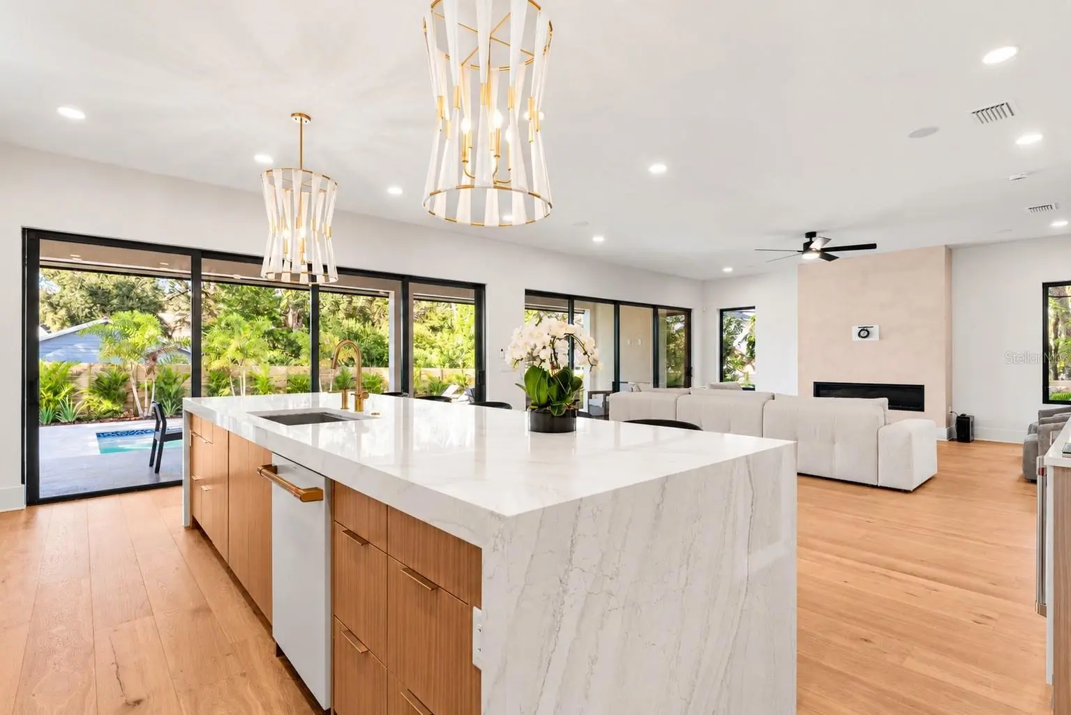 904 W FRIBLEY STREET, TAMPA, FL, photo 10 of 29