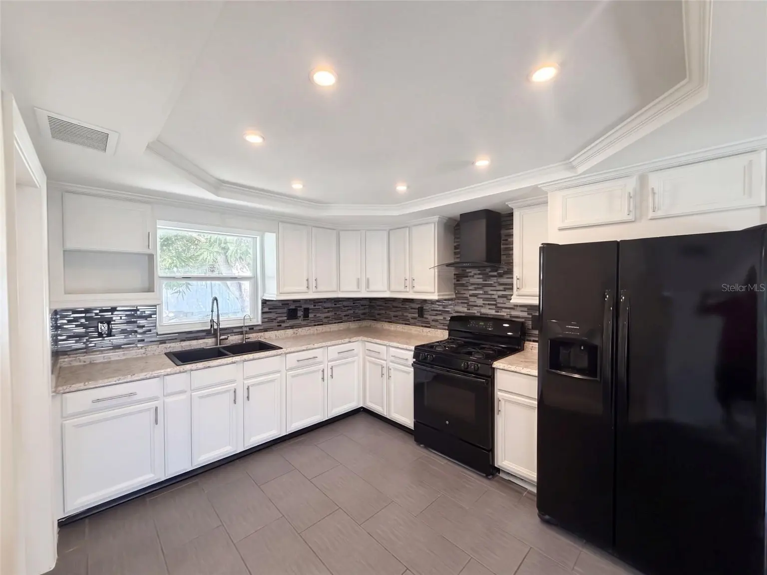645 10TH PLACE, SAFETY HARBOR, FL, photo 3 of 21