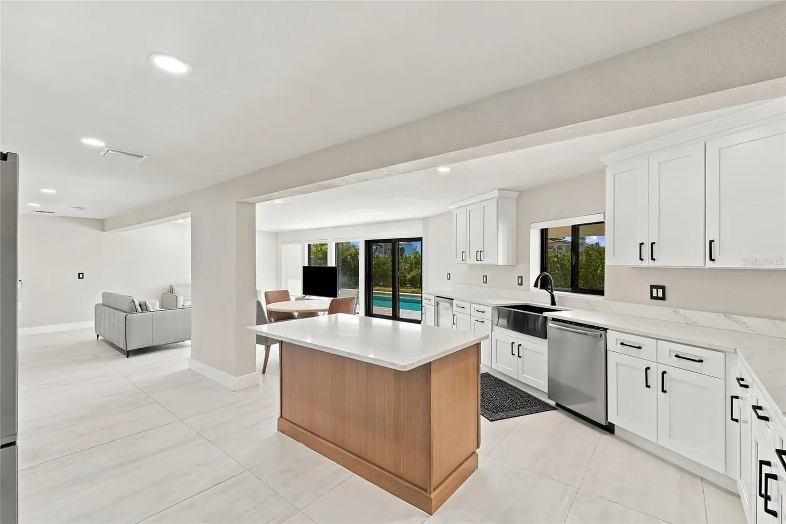 556 JOHNS PASS AVENUE, MADEIRA BEACH, FL, photo 11 of 42