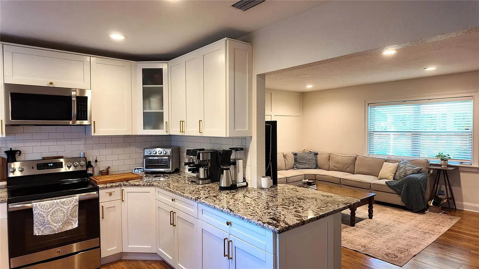 3831 HUDSON LANE, TAMPA, FL, photo 10 of 29